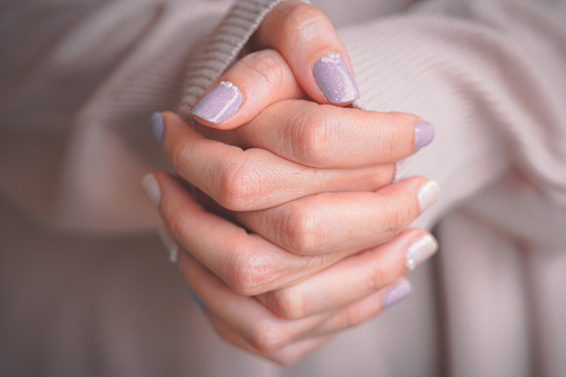 Hands with a soft lilac gel manicure
